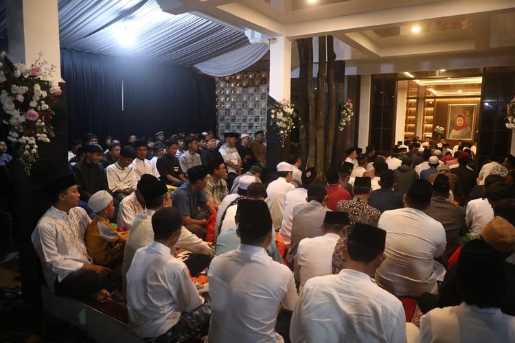 Tahlilan Hari Ketiga, Ribuan Jamaah Hadir di Lembur Harepan Mendoakan Almarhumah Istri Bupati Purwakarta Diny Yulianti 