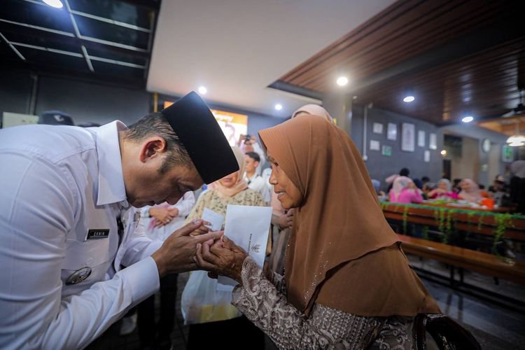 Bandung Nyaah Ka Indung, Wakil Wali Kota Ajak Ibu Asuh Makan Karedok Leunca