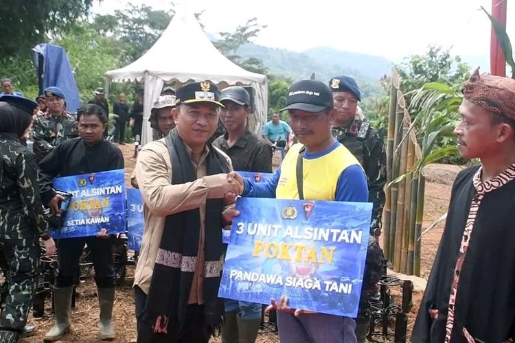 Enam Kelompok Tani di Sukabumi Terima Bantuan Alsintan dari Brimob di HUT ke-80