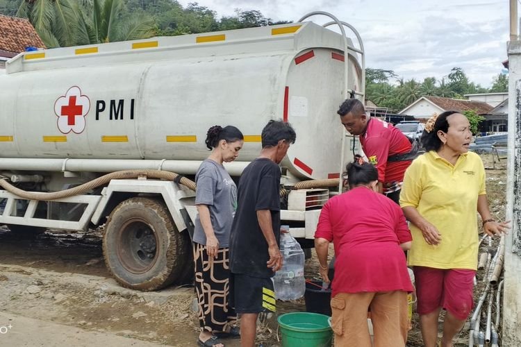 Segini Jumlah Air Bersih Yang Disalurkan PMI Sukabumi Ke Cisolok