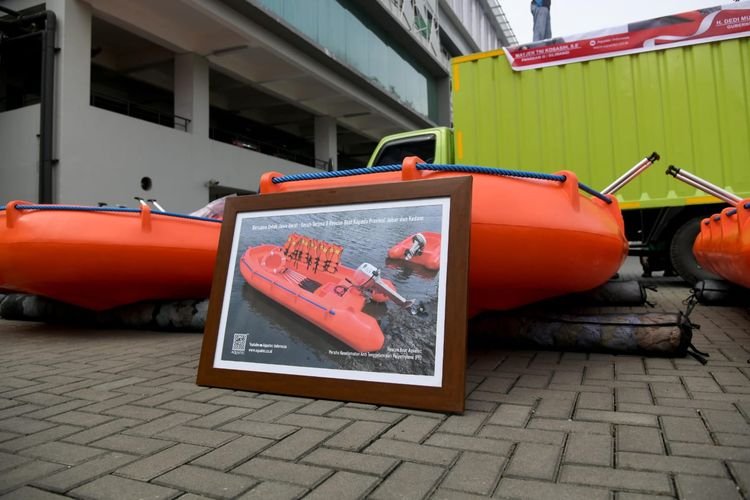 Pemdaprov Jabar Terima Bantuan Perahu Karet dari Kodam III Siliwangi untuk Penanganan Banjir