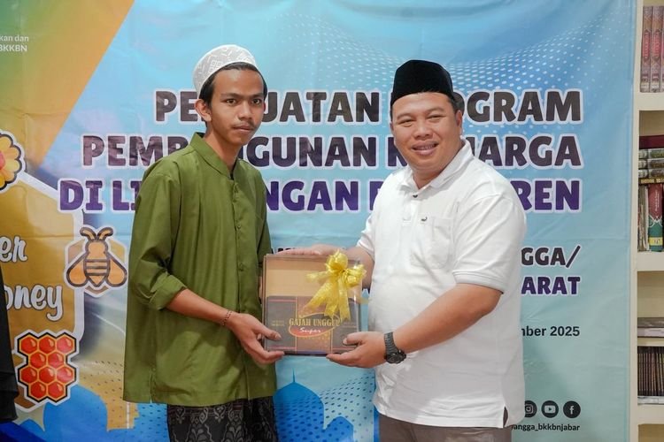 BAKTI SOSIAL KE PESANTREN, KEMENDUKBANGGA/BKKBN JABAR TEKANKAN KETAHANAN KELUARGA DAN EDUKASI KRS CEGAH STUNTING