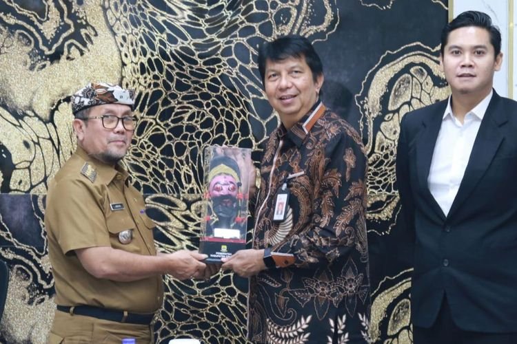 OJK JAWA BARAT DUKUNG KABUPATEN CIREBON BERANTAS MAFIA PANGAN DAN PERKUAT LITERASI KEUANGAN MASYARAKAT