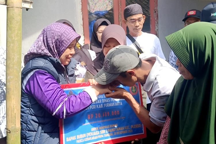 Kadisdik Purwakarta Sadiyah Turun Langsung Berikan Sumbangan untuk Penjaga Sekolah yang Rumahnya Terbakar