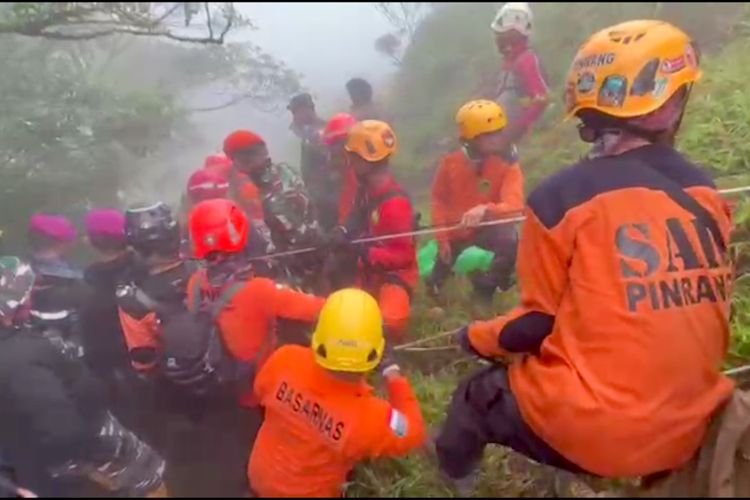 SAR Temukan Enam Korban Kecelakaan Pesawat Pegunungan Sulawesi