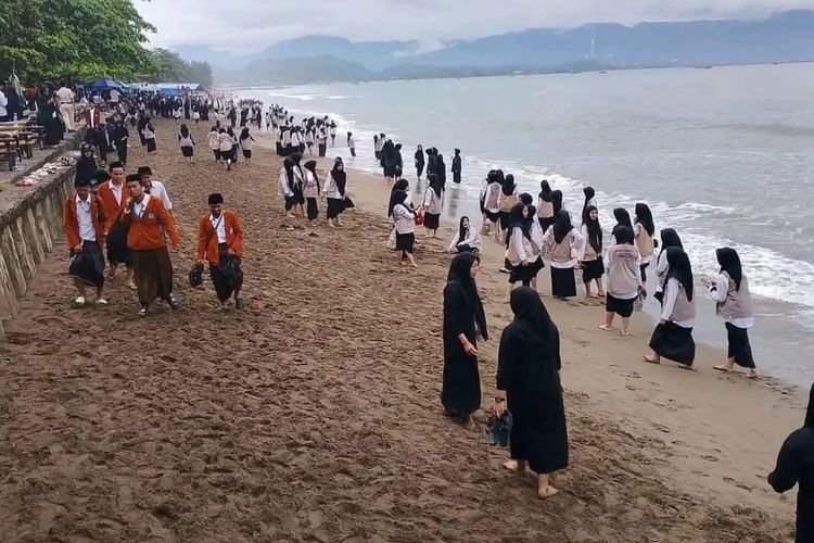 Gerakan Santri Bersihkan Pantai Warnai Puncak Harlah 100 Tahun NU di Palabuhanratu
