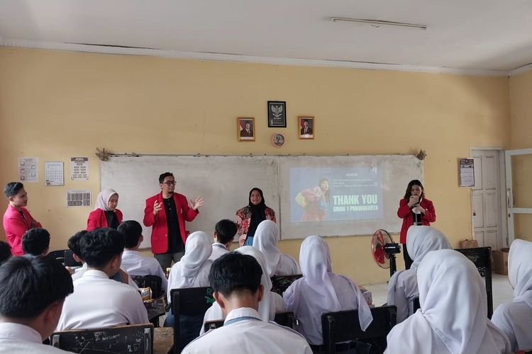 Social Volunteering Mahasiswa Magister Ilmu Komunikasi UMB Edukasi Remaja Hindari FOMO Secara Sehat
