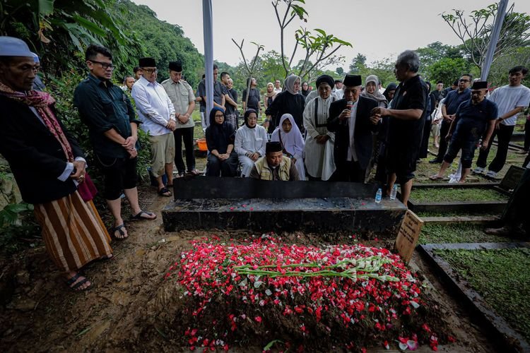 Sejumlah Pejabat Melayat, Ibunda Wali Kota Bandung Dimakamkan di TPU Kompleks Pertanian Loji