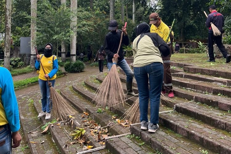 Respon Keluhan Warga, Kecamatan Coblong Gaspol Bersihkan Kebun Binatang Bandung