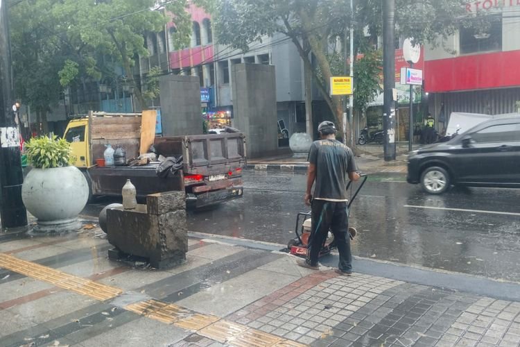 Hujan Tak Hambat Perapian Bekas Galian IPT di Sejumlah Ruas Jalan