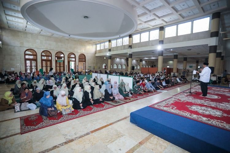 Hidupkan Safari Ramadan di Masjid Agung Bandung, Ustaz Suherman Ajak Jemaah Perbanyak Zikir