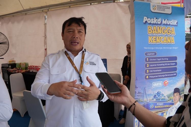 BUKA 24 JAM, POSKO BANGGA KENCANA KEMENDUKBANGGA/BKKBN JABAR SIAP MEMBERSAMAI KELUARGA YANG SEDANG MUDIK