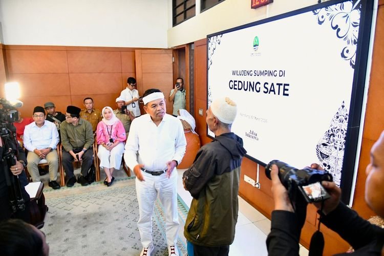 KDM Serahkan Bantuan untuk Korban Longsor Desa Cibogo Lembang
