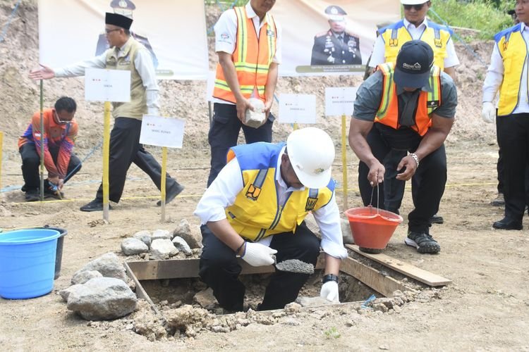 Bupati Asep Japar Letakkan Batu Pertama Kampung Mubarakah untuk Warga Terdampak Bencana