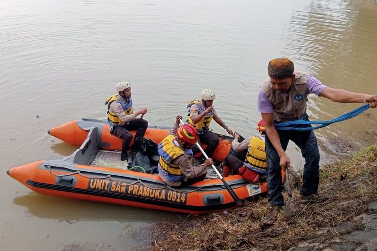 Jalankan Perintah Om Zein, Disdik Purwakarta dan Unit SAR Pramuka Gelar Ngosrek Bersama di Situ Cigangsa