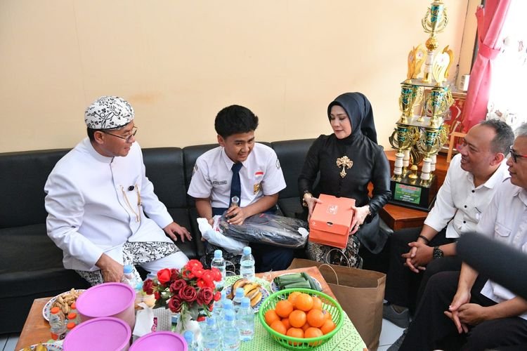 Terharu dan Bangga Melihat Semangat Ihsan, Wagub Jabar Jamin Sekolahnya Tetap Berlanjut