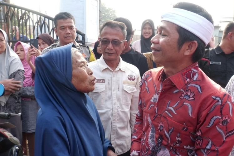 Momen Haru Om Zein Bertemu Emak-Emak yang Pernah Ditolongnya Sebelum Jadi Bupati Purwakarta