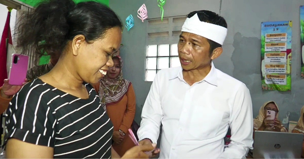 Cerita Pilu di Gempungan: Ibu Sakit Lambung karena Anak Belum Punya Seragam, Om Zein Langsung Beri Rp1,5 Juta