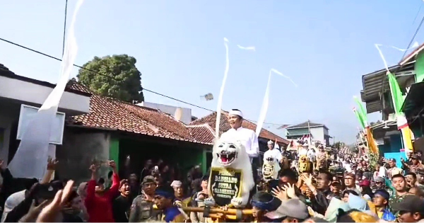 Amat Meriah! Om Zein Diarak Sisingaan dan Sebar Saweran di Hajat Bumi Parakan Garokgek Purwakarta