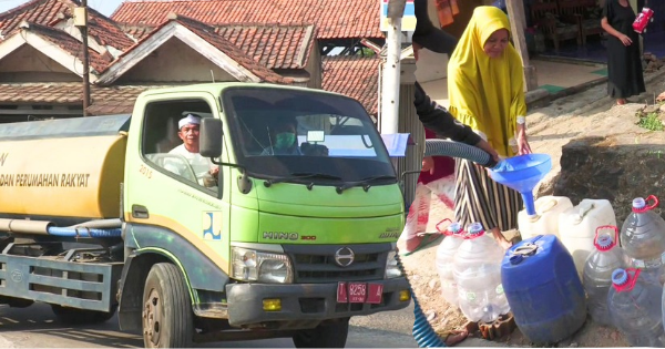 Om Zein Turun Tangan Sopiri Truk Air Bersih untuk Warga Tegalwaru