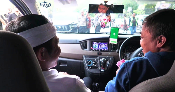 Gaya Sederhana Om Zein: Naik Taksi Online Demi Sukseskan Program ‘Rebo Ngumum’ di Purwakarta