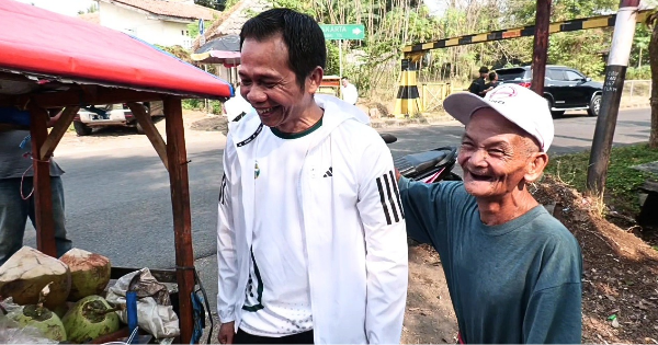 Bikin Haru! Kisah Bah Engkos, Penjual Es Kelapa 79 Tahun Dagangannya Diborong Om Zein