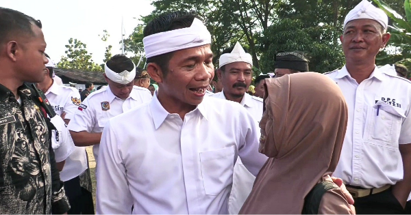 Hadir di Gempungan Mekargalih, Bupati Purwakarta Om Zein Borong Curhatan Warga hingga Bantu Janda Tua