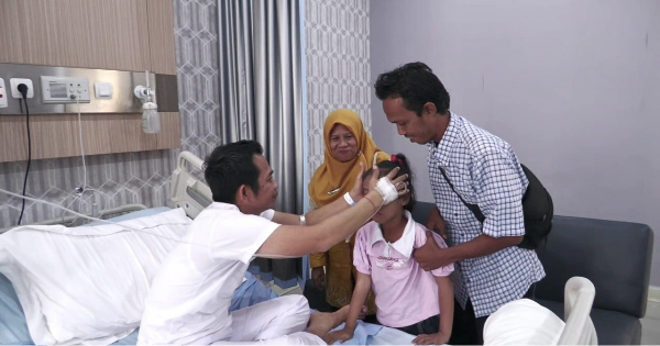 Bupati Purwakarta Om Zein Dijenguk Yumna, Anak Disabilitas yang Dibantunya Masuk SLB