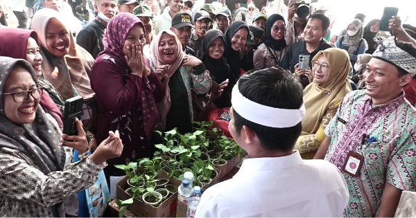 Berasa Mimpi Ketemu Om Zein! Momen Seru Emak-Emak Rela Antre Bibit Gratis di Sukasari