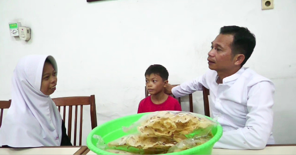 Kisah Haru Kakak Beradik Yatim Penjual Peyek di Purwakarta, Menangis Bahagia Saat Ditemui Om Zein