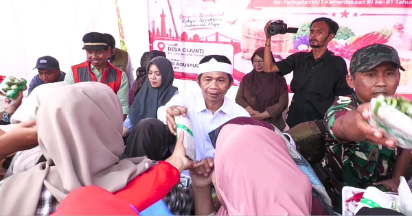 Diserbu Kaum Ibu, Bupati Purwakarta Bagikan Sayuran Gratis Saat Pelayanan Publik di Cijunti