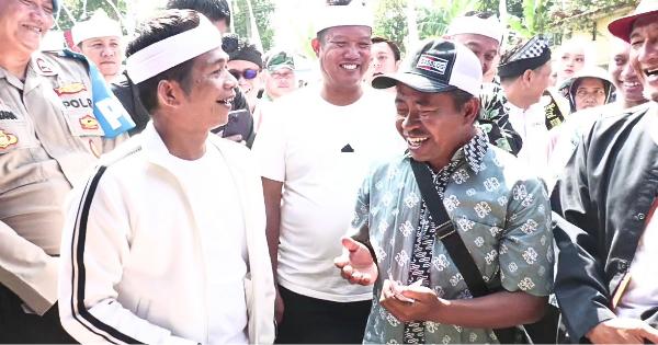 Bentuk Nyata Dukungan Petani, Bupati Purwakarta Om Zein Ikut Modali Petani Tomat di Kiarapedes