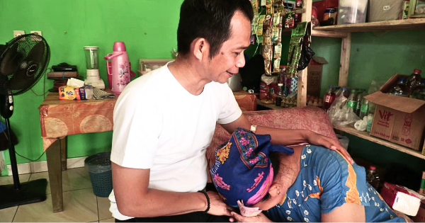Tangis Haru Ibu Penjual Rengginang di Purwakarta: Dagangan Rp2 Ribu Diborong Om Zein Rp1 Juta Lebih!
