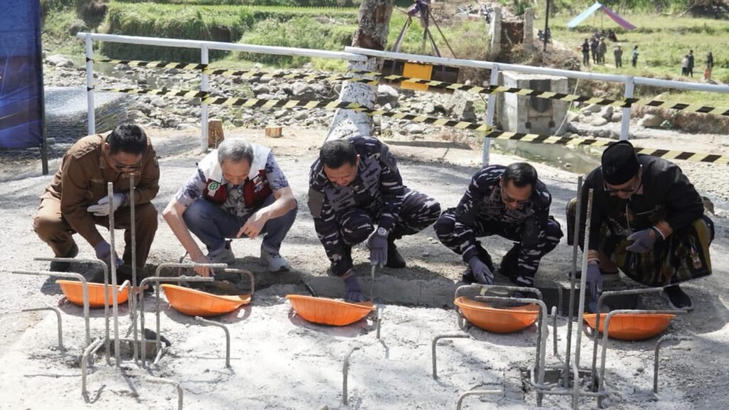 Jembatan Ambruk, Warga Sempat Andalkan Perahu Karet Seberangi Cimandiri, Kini TNI AL Turun Tangan