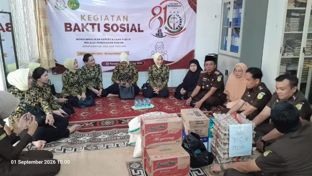 Kejari Purwakarta menyalurkan bantuan Hari Lahir Kejaksaan RI ke-81