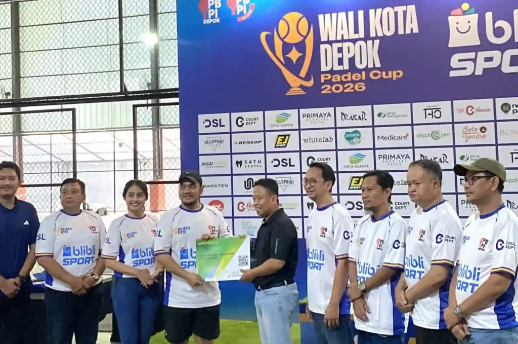 264 Atlet Padel Depok Terdaftar BPJS Ketenagakerjaan, Apa Manfaatnya? Wali Kota Depok Supian Suri menyerahkan kartu BPJS Ketenagakerjaan secara simbolis kepada atlet padel Depok.