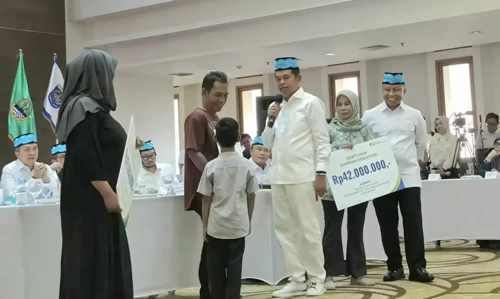 Asuransi Aing Dedi Mulyadi Sasar 5,4 Juta Pekerja Informal Jabar pada 2027 Penyerahan santunan Jaminan Kematian BPJS Ketenagakerjaan kepada ahli waris di Depok.